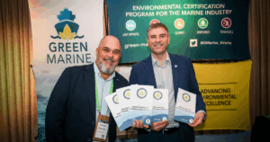 Christian Brousseau, directeur de l'environnement acceptant la certification Alliance Verte pour Groupe Somavrac.